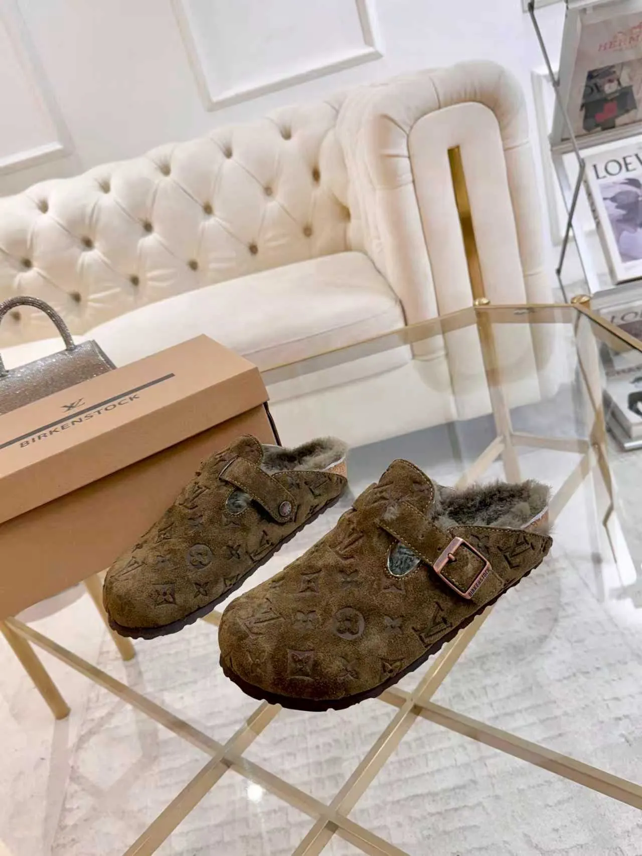 p600 ✨ LV wool slippers for couples｜Even the toes exude a sense of luxury ✨ We have achieved the ultimate restoration of the "high version" of this pair of LV classic Birkenstock slippers, with the mark of luxury in every detail. 👫 ▫️ Original jacquard with delicate cowhide leather, retro texture is at your fingertips; ▫️ 100% pure wool lining, wearing barefoot is like stepping on clouds, skin-friendly, breathable and not sweaty; ▫️ Three-dimensional toe cap + non-slip rubber sole, safe and secure when walking in the wind.  The belt buckle and presbyopia elements are embellished, revealing the aura of a big-name brand in a low-key manner. Whether it is on a date or out on the street, every step is like walking in the middle of a show.  Pair it with jeans for a lazy and casual look; with a coat and skirt, it will look elegant. With one pair of shoes, you can easily switch between multiple styles, and you never have to be deliberate about the sense of luxury.  #LVcouples #high-endwear #lightluxurylife #quality recommendation Fabric: classic presbyopia/imported sheepskin/classic jacquard fabric Lining: imported wool lining Sole: original rubber sole Size: Female 35-41 Male 38-46